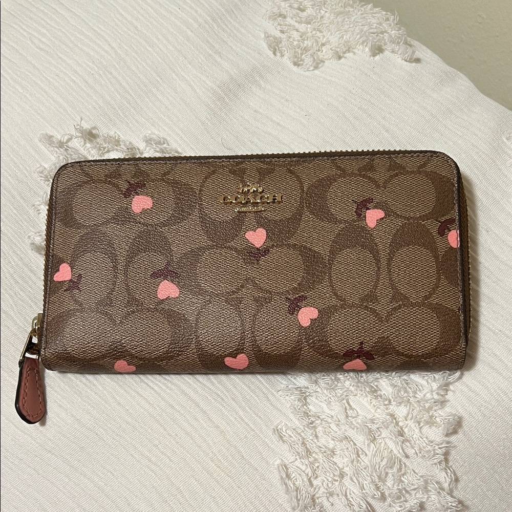 Coach Accordion Zip Wallet in Signature Canvas with Heart Floral Print Valentine